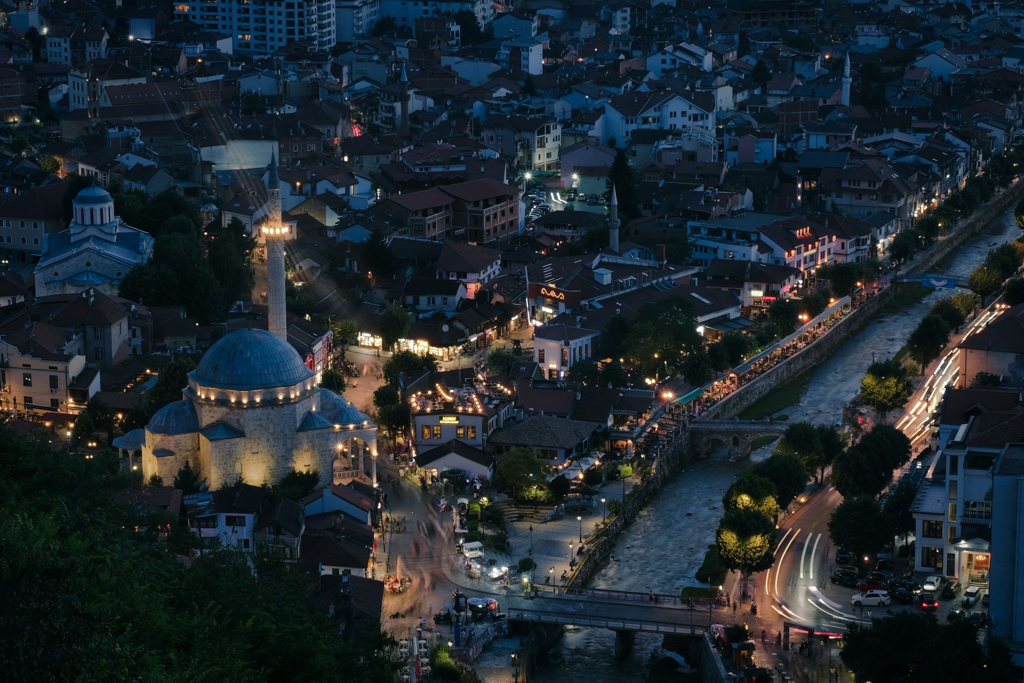 Prizren në mbrëmje me xhaminë e ndriçuar dhe lumin