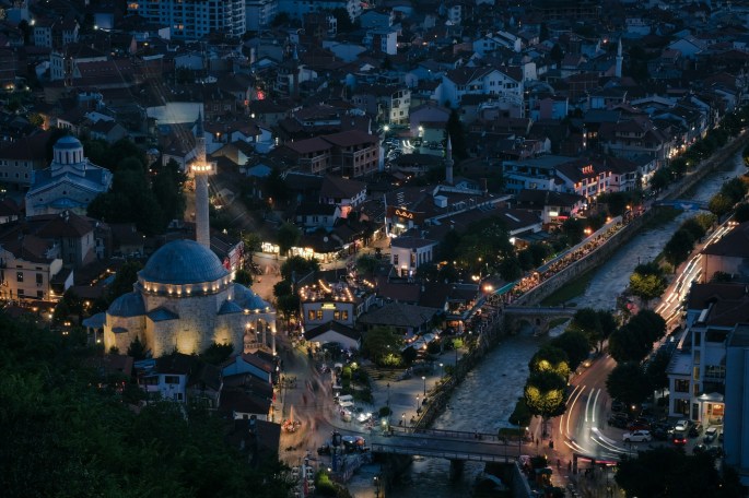Prizren në mbrëmje me xhaminë e ndriçuar dhe lumin